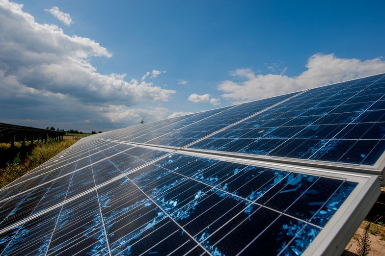 Panele słoneczne w szybie mogą produkować prąd w samochodach i mieszkaniach
