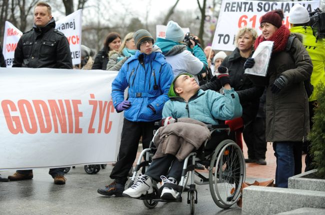 Rodzice niepełnosprawnych dzieci protestują przed KPRM