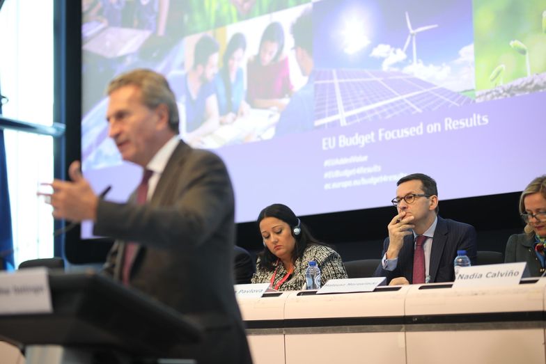 Komisarz ds. budżetu UE Guenther Oettinger chce, aby fundusze były uzależnione od praworządności.