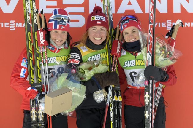 Od lewej: Marit Bjoergen, Justyna Kowalczyk oraz Heidi Weng na podium po biegu kobiet na 10 km w Lahti