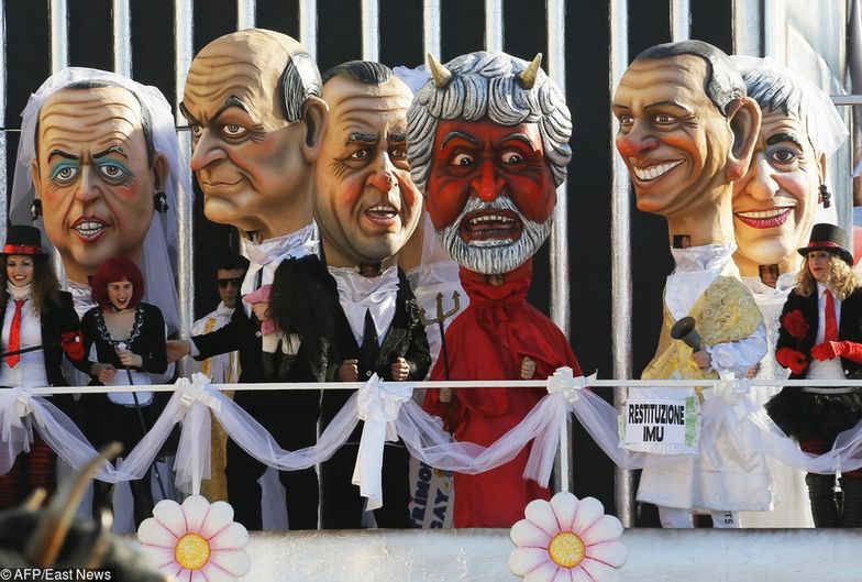 Karykatury włoskich polityków z Beppe Grillo (diabeł) z Ruchu 5 Gwiazd na czele.