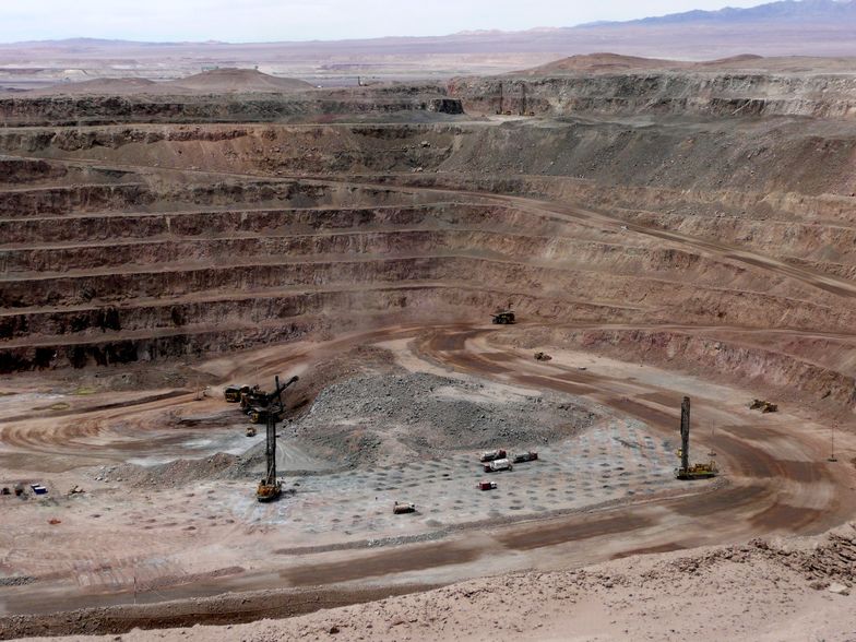 Prace na dnie kopalni odkrywkowej miedzi "Sierra Gorda" w Chile. Kopalnia zlokalizowana na pustyni Atakama.