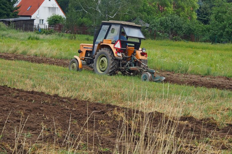 Renty i emerytury rolników w górę. Sprawdź o ile wzrośnie twoje świadczenie