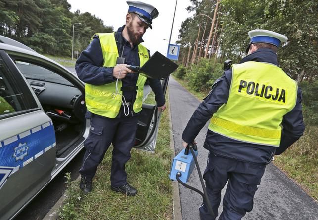 Żeby zatrzymać odpływ policjantów ze służby, rząd idzie na kolejne ustępstwa.