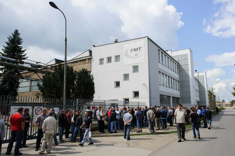 Pracownicy Fabryki Maszyn "Tarnów" w sierpniu 2012 r. nie zostali wpuszczeni do pracy. Upadłość likwidacyjna spółki została ogłoszona przeszło rok później. Dzięki pojawieniu się nowych właścicieli, firma została potem reaktywowana i funkcjonuje do dziś.