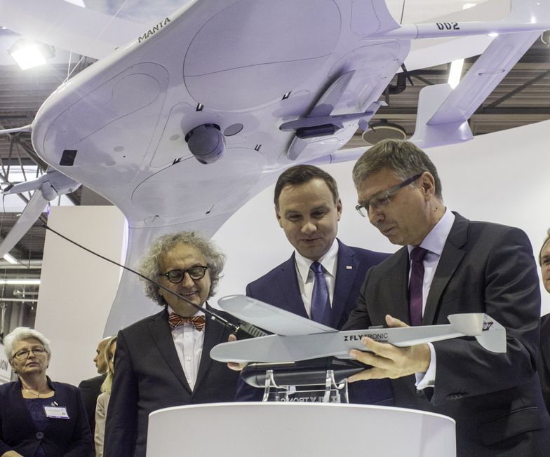 Prezydent Andrzej Duda oglądający samoloty bezzałogowe na targach zbrojenowych w Kielcach