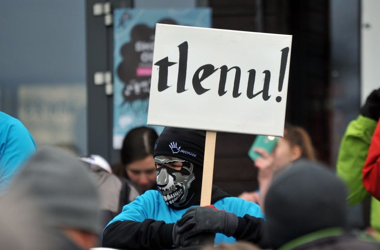 Jedna z demonstracji antysmogowych. Zanieczyszczenie powietrza jest zimą w Polsce problemem numer jeden