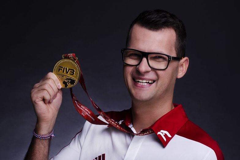 Jakub B. Bączek ze złotym medalem sprzed czterech lat.