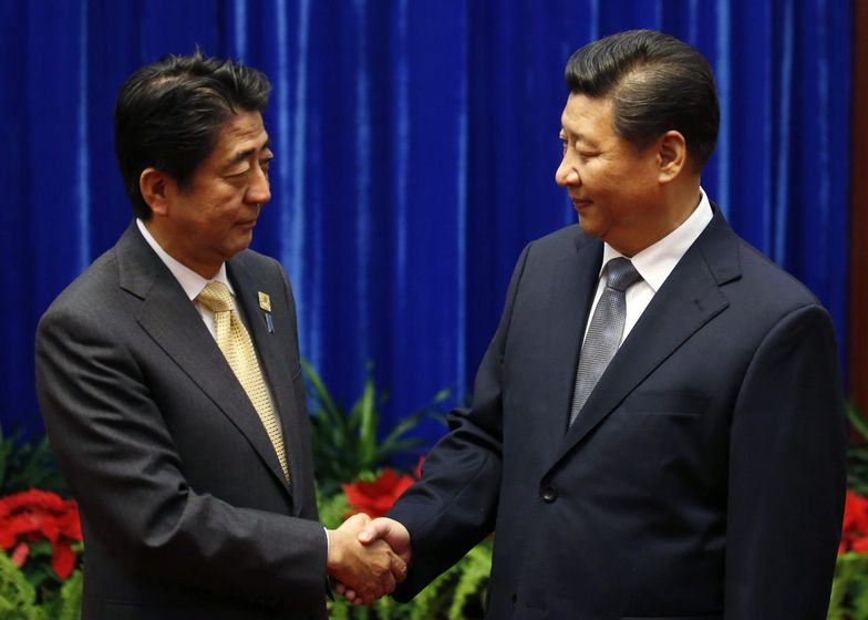 Premier Japonii Shinzo Abe (z prawej) i Xi Jinping, sekretarz generalny Chińskiej Partii Komunistycznej.