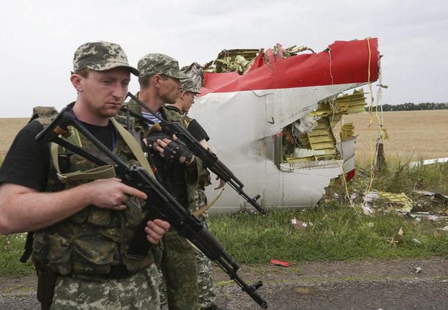 Zestrzelenie samolotu na Ukrainie. Separatyści wywożą ciała z miejsca tragedii