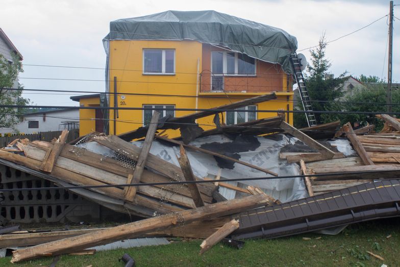 Skutki gwałtownej burzy jaka przeszła nad miejscowością Sarnówek Duży