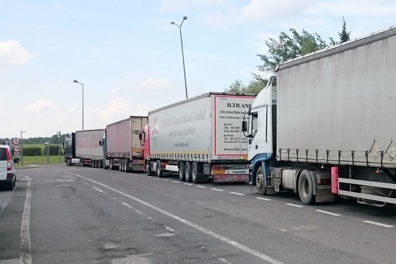 Kolejka ciężarówek na polsko-ukraińskiej granicy w Korczowej.