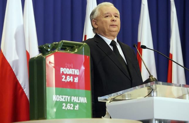 12 sierpnia 2011 roku Jarosław Kaczyński wytykał premierowi Tuskowi zbyt wysokie opodatkowanie benzyny.
