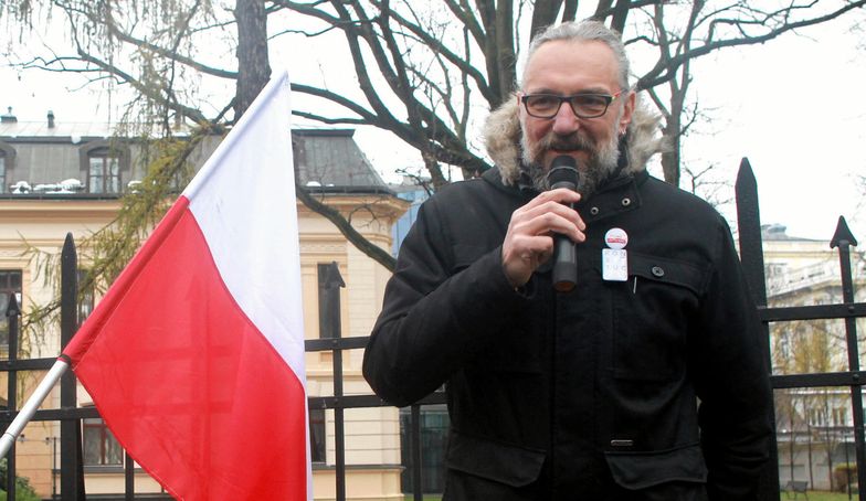 Mateusz Kijowski przed budynkiem Trybunału Konstytucyjnego podczas demonstracji "Stypa po Trybunale Konstytucyjnym"
