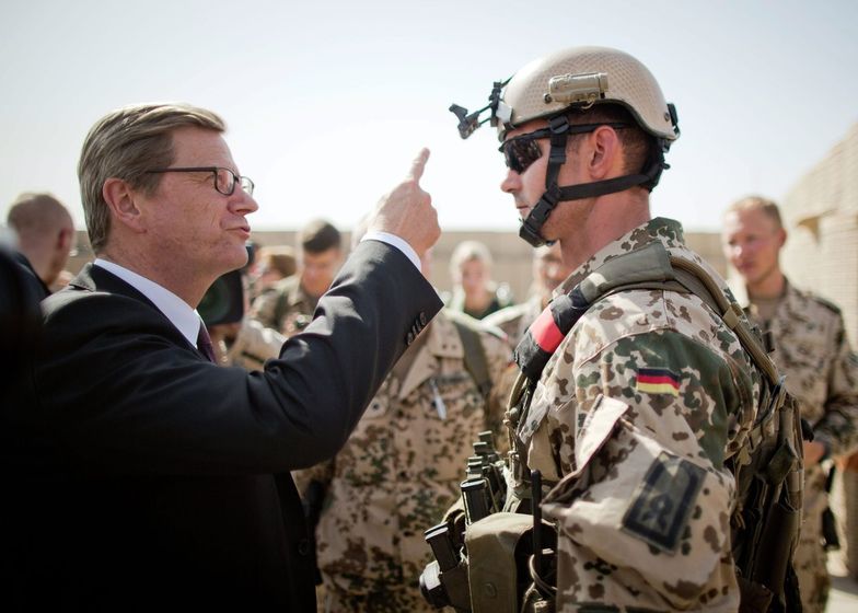 Guido Westerwelle rozmawiaz niemieckim żołnierzem w Afganistanie.