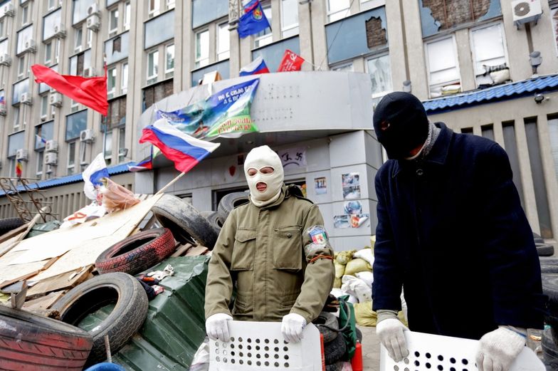 Konflikt na Ukrainie. Separatyści szturmują komendę milicjii, Ławrow grozi Ukrainie