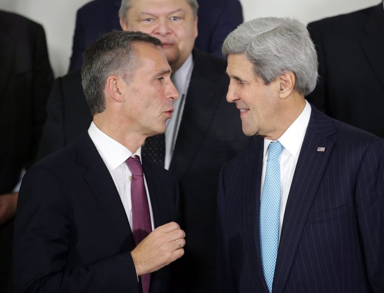 Jens Stoltenberg i John Kerry podczas spotkania w Brukseli.