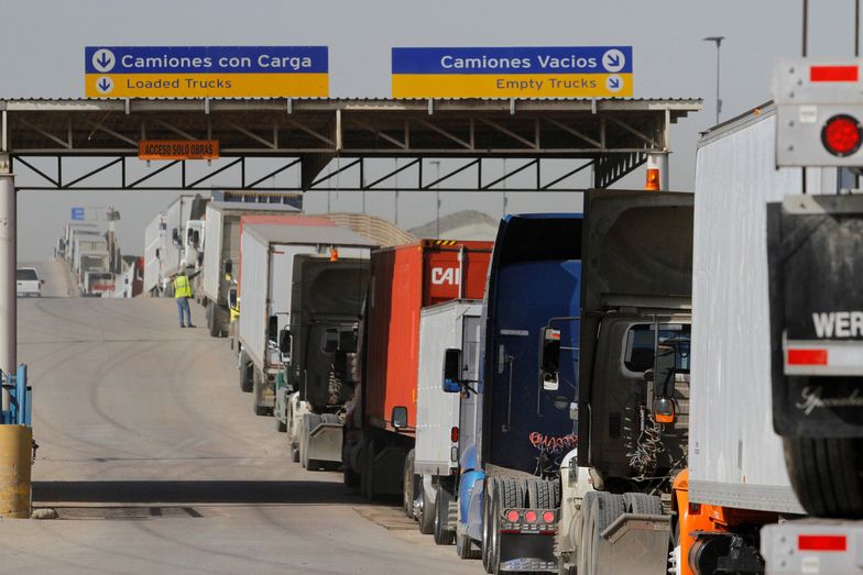 Luty 2017 r. Ciężarówki oczekujące przed przejściem granicznym San Diego - Tijuana.