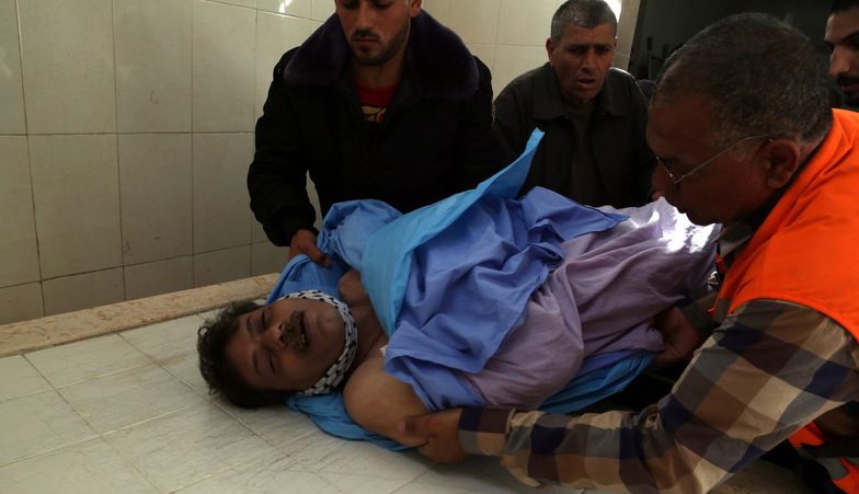Ciało Ziada Abu Eina w szpitalu.