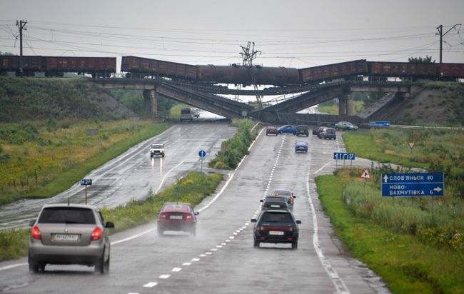 Wysadzony wiadukt kolejowy przez separatystów w pobliżu Doniecka<br>