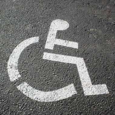 Niepełnosprawni w Polsce. Ruszyła kampania dotycząca kart parkingowych