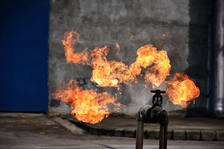 W Rosji spłonęły magazyny ropy. Płomienie sięgały 50 metrów