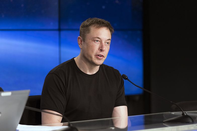 Elon Musk sprzedał setki tysięcy akcji Tesli. Przekonuje, że spełnił obietnicę