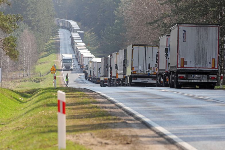 Kolejka ciężarówek na granicy z Białorusią. W weekendy największe korki