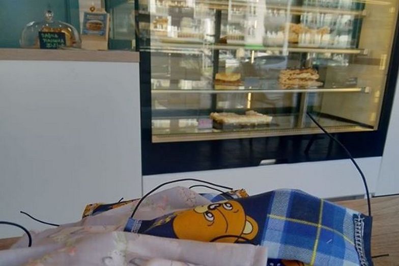 Wrocławska cukiernia rozdaje bawełniane maseczki do zakupionych słodyczy.  