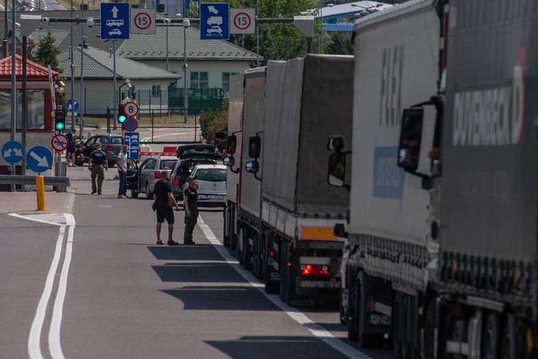 Kolejny problem. "Przewoźnicy podbijają ceny transportów humanitarnych do Ukrainy"