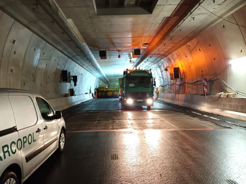 Opóźniony tunel pod Świną bliski otwarcia. Nowe zdjęcia pokazują postęp prac