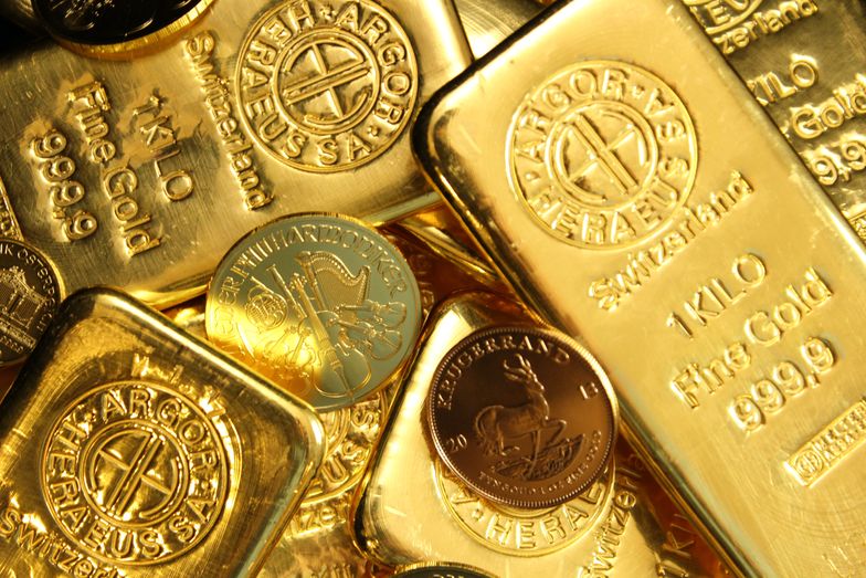 Jakie czynniki wpływają na cenę złota i jak wykorzystać te informacje?