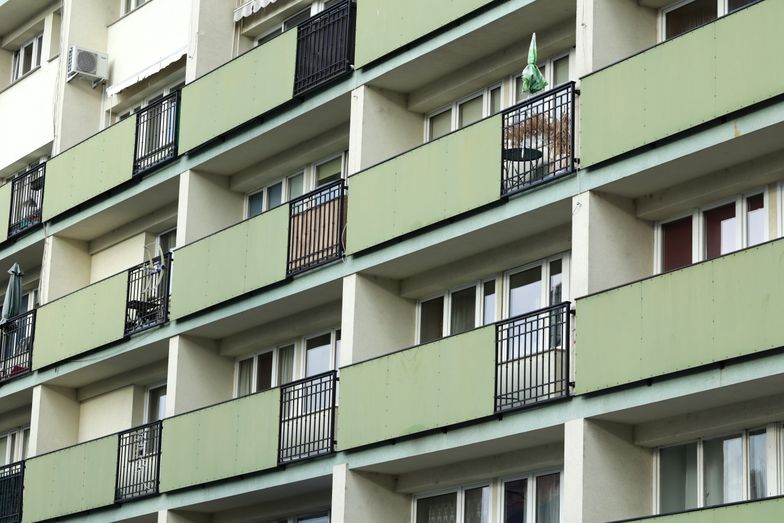 Mieszkanie z 98-letnim lokatorem wystawione na sprzedaż. "W niczym nie przeszkadza"