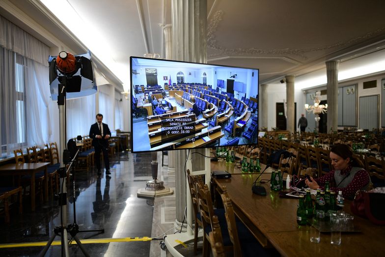 Warszawa, 15.04.2020. Koronawirus w Polsce. Podglšd sali obrad Senatu na ekranie w sali Kolumnowej Sejmu, 15 bm. Przedstawiciele wyższej izby parlamentu podczas dwudniowego posiedzenia zajmš się m.in. ustawš o szczególnych instrumentach wsparcia w zwišzku z rozprzestrzenianiem się wirusa SARS-CoV-2 i tzw. specustawš funduszowš. (mr) PAP/Marcin Obara
