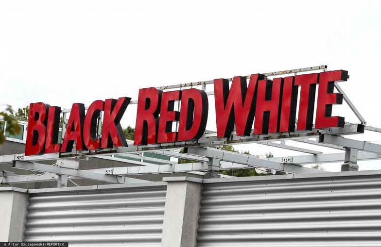 Black Red White odnosi się do zarzutów. "Sprzedajemy swoje aktywa w Rosji"