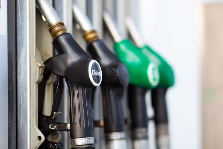 Będzie obniżka cen paliw? Analitycy: z tankowaniem poczekaj do wtorku