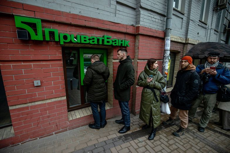 Brakuje gotówki w bankomatach, wszędzie kolejki. "Ukrainę czeka to samo, co przechodziła Gruzja"