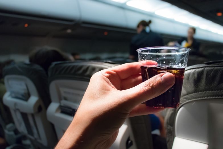 Dlaczego linie lotnicze podają pasażerom wodę i napoje w niewielkich kubeczkach? Są dwa główne powody