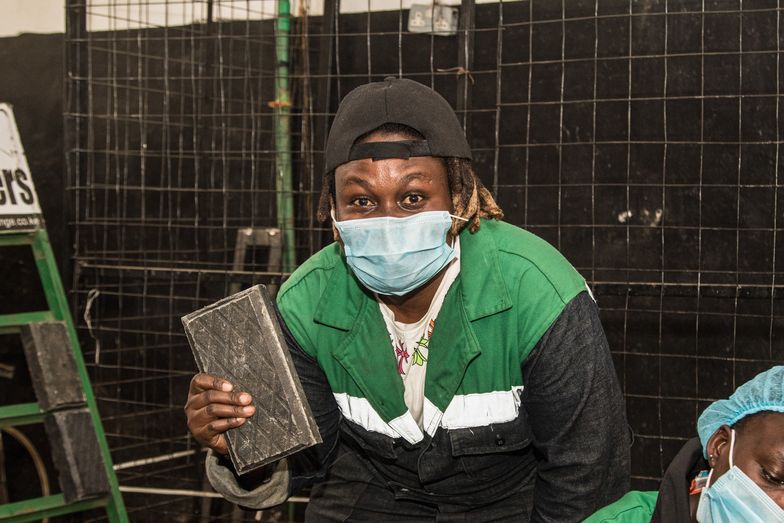 30-latka z Kenii produkuje cegły z plastikowych śmieci. Są mocniejsze od betonu