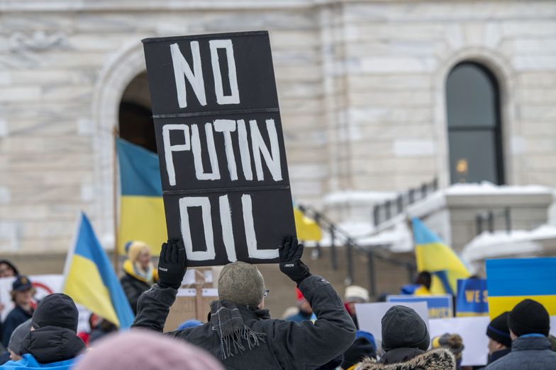 Sankcje wiszą nad Putinem, ale na razie Rosja zarabia na paliwach fortunę