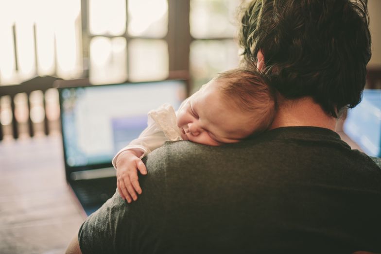 Poczekamy na dodatkowe wolne i 9 tygodni urlopu dla ojców. Opóźniają się prace nad wdrożeniem przepisów UE