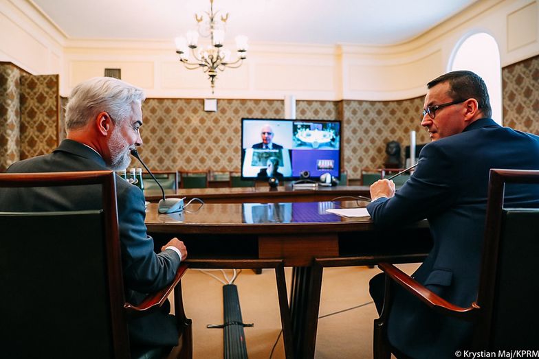 Premier Mateusz Morawiecki podczas wideospotkania z premierem Ludovikiem Orbanem.