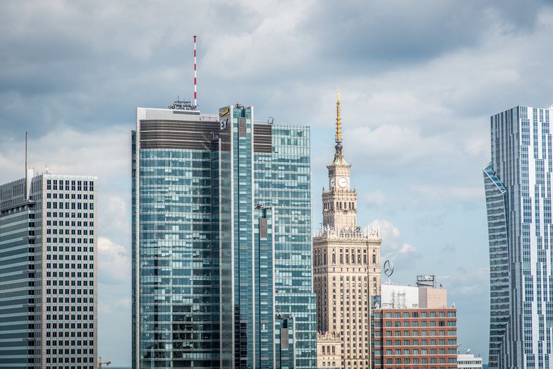Bezdotykowe wieżowce, klimatyzacja niszcząca wirusy. Tak pandemia zmienia rynek biur