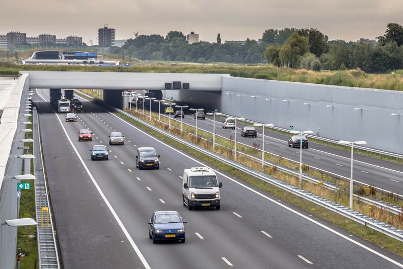 Holendrzy mają sposób na wysokie ceny paliw. Zarobią Belgowie oraz Niemcy