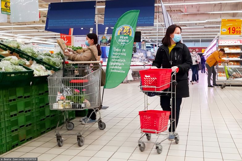 Coraz mniej Polaków zakłada w sklepie maseczkę. Co gorsza, pracownicy kompletnie nie zwracają na to uwagi - wynika z badania na zlecenie money.pl i WP