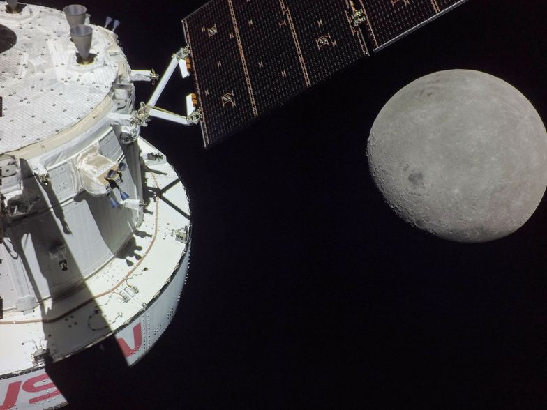 Powrót człowieka na Księżyc. Kapsuła Orion niesamowicie blisko Srebrnego Globu