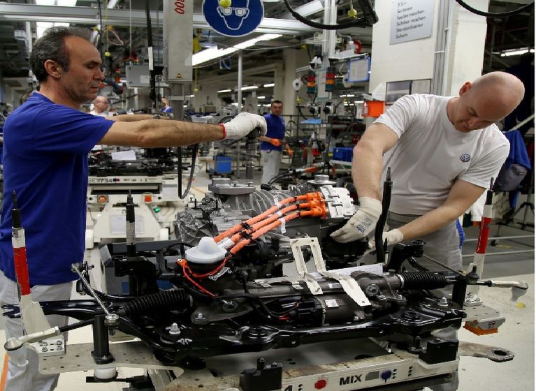 Władze VW chcą przenieść produkcję tańszych modeli aut dostawczych do Polski