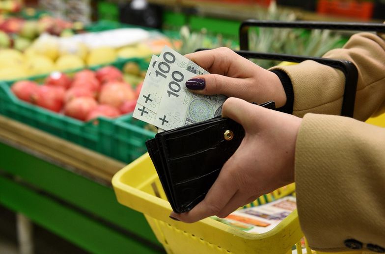Świąteczne zakupy. Polacy będą trzymać się za portfel i szukać promocji