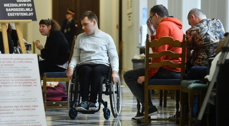 Protest rodziców dzieci z niepełnosprawnościami. Minister Maląg: typowo polityczny