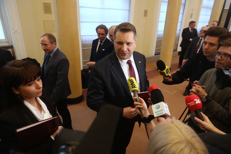 Wakacje w trybie rotacyjnym jak ferie? Jest odpowiedź Przemysława Czarnka